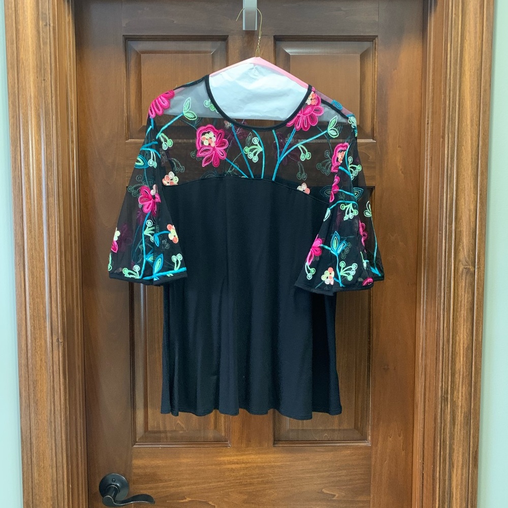 Kim & Cami black short sleeve top with embroidered flare sleeves. Size large.